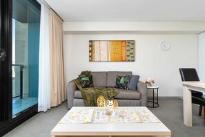 TV, offices - 1BR  Retreat in the Heart of North Terrace WiFi (Adelaide)