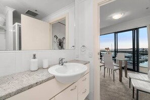 Dusj, hårføner, såpe og sjampo