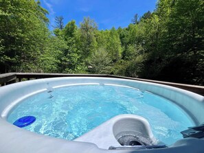 Outdoor spa tub - Spirit Lake Manor | Private | Hot Tub | RRG (Rogers)
