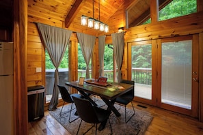 Dining - Spirit Lake Manor | Private | Hot Tub | RRG (Rogers)