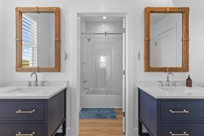Douche, séchoir à cheveux, serviettes fournies, papier de toilette