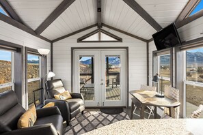 Smart TV, fireplace, DVD player - Paradise View- Tiny home with big views and great location in Paradise Valley (Emigrant)