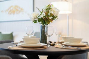 Deluxe appartement, balkon, uitzicht op de stad | Dineerruimte
