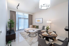 Apartament Deluxe, balcó, vistes a la ciutat | Sala d'estar | Televisor intel·ligent de 55 polzades amb canals per cable 