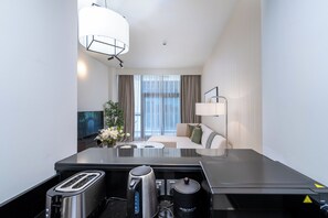 Deluxe Apartment, Balcony, City View | Private kitchen | Fridge, microwave, oven, dishwasher - Marco Polo - Splendid 1BR Located in Business Bay (Dubai)