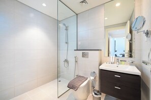 Apartamento luxo, sacada, vista para a cidade | Banheiro | Chuveiro, secador de cabelo, toalhas de banho, papel higiênico
