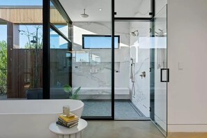 Douche, séchoir à cheveux, serviettes fournies, shampooing