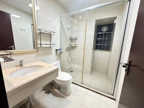 Suihku, sadesuihkupää, ilmaiset hygieniatuotteet, hiustenkuivaaja