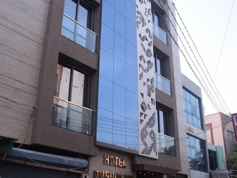 Et hotel med en moderne facade, store vinduer og en tydelig indgang.