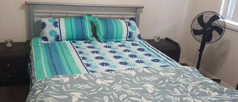 1 quarto, escrivaninha, ferros/tábuas de passar roupa, Wi-Fi de cortesia
