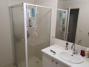 Towels, soap, shampoo, toilet paper - A single room is available in a spacious, well-furnished house.  (Wyndham Vale)
