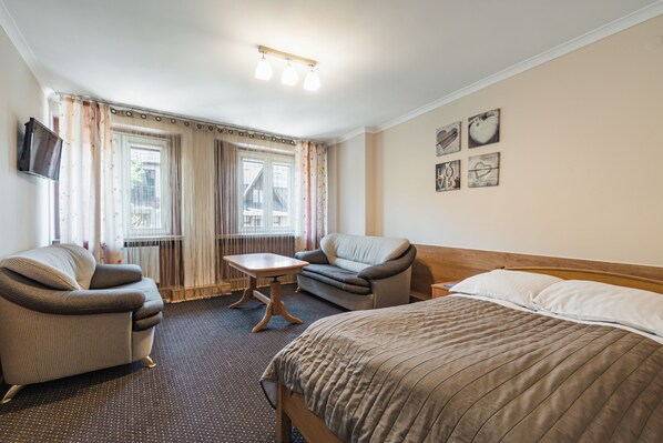 Classic-huoneisto, 2 makuuhuonetta, keittiö, kaupunkinäköala | Allergiatestatut vuodevaatteet, yksilöllisesti sisustettu