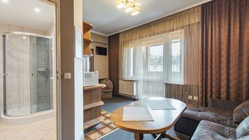 Suite clásica, vista a la montaña | 1 habitación, ropa de cama hipoalergénica y decoración personalizada