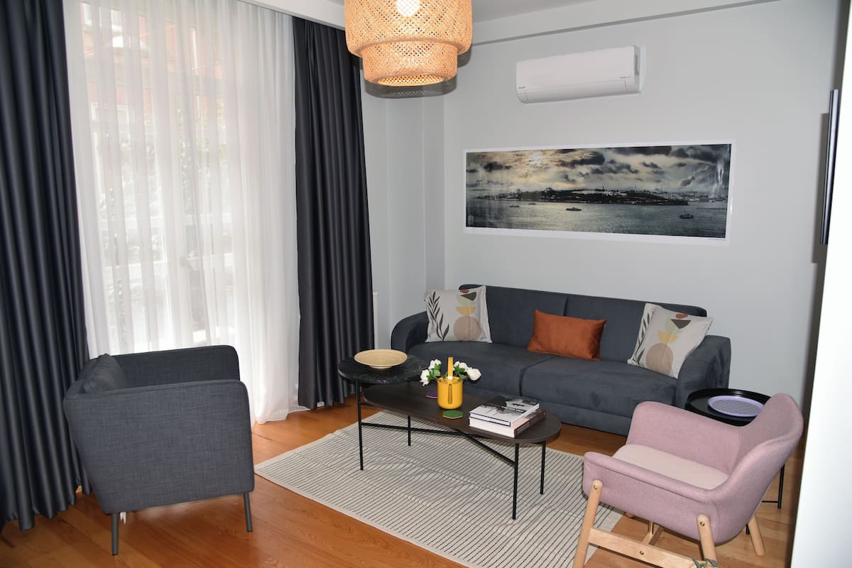Appartamento Exclusive, balcone, vista città | Area soggiorno | TV LED 50 pollici con canali satellitari