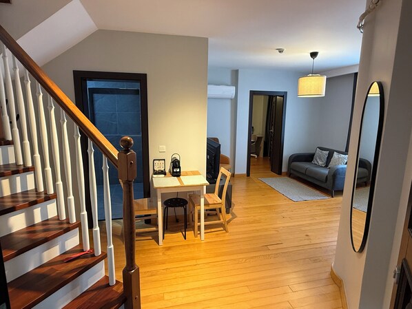 Appartement Duplex Panoramique | Coin séjour | Télévision LED de 50 pouces avec chaînes par satellite