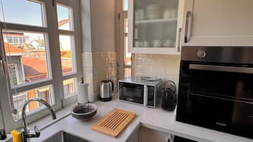 Dúplex panorámico, vistas parciales al mar | Cocina privada | Frigorífico grande, horno, placa de cocina y lavavajillas
