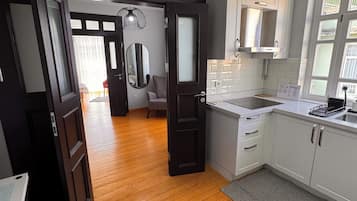 Panoramic-Maisonette, eingeschränkter Meerblick | Eigene Küche | Großer Kühlschrank, Ofen, Herdplatte, Geschirrspüler