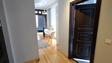 Standard-Apartment, Balkon, Stadtblick | Bettwäsche aus ägyptischer Baumwolle, hochwertige Bettwaren, Zimmersafe