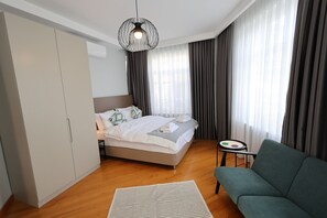 Apartemen Standar, balkon, pemandangan kota | Seprai katun Mesir, seprai premium, brankas, dan meja kerja