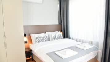 Standard-Apartment, Balkon, Stadtblick | Bettwäsche aus ägyptischer Baumwolle, hochwertige Bettwaren, Zimmersafe