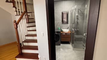 Panoramic-Maisonette, eingeschränkter Meerblick | Badezimmer | Dusche, Hydromassagedusche, Haartrockner, Bademäntel