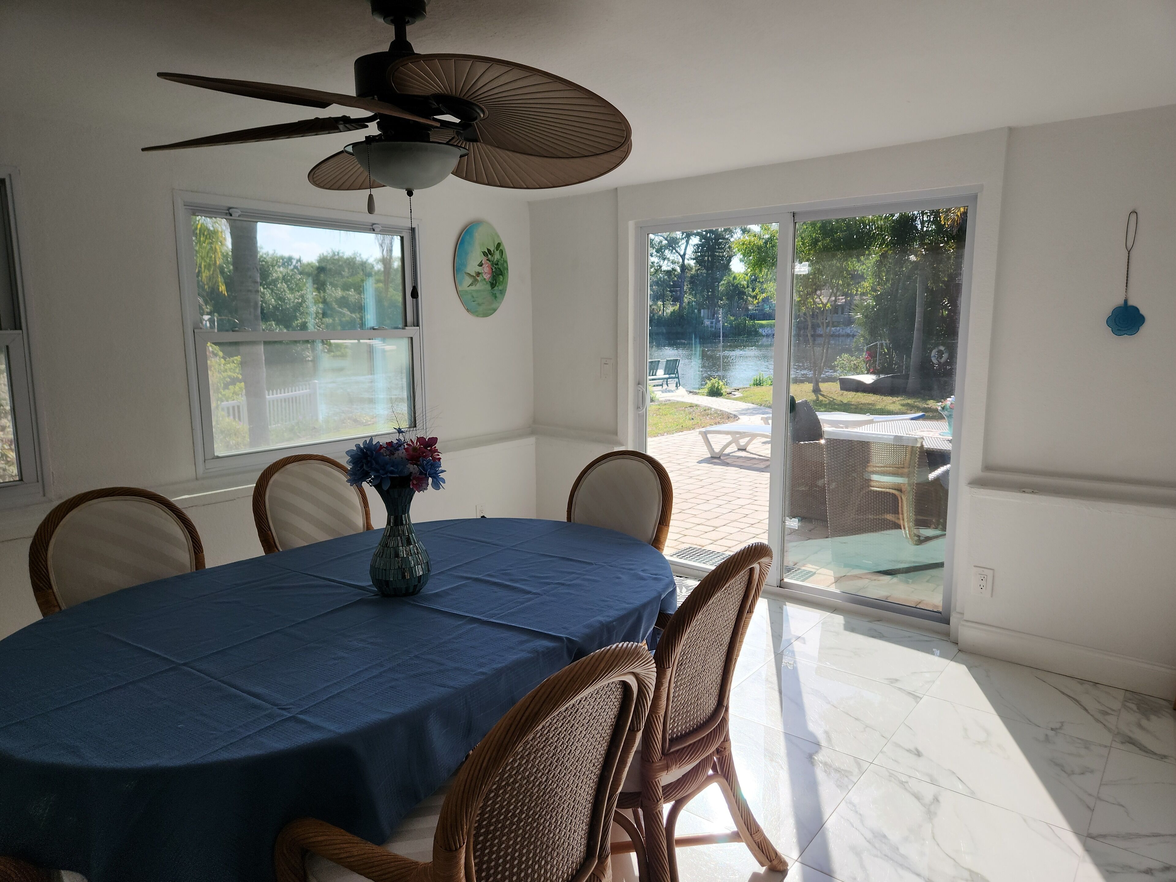 Waterfront Rental. Walking distance from 10 Restaurants, 5 minutes from beaches