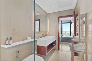 Douche, séchoir à cheveux, serviettes fournies, savon