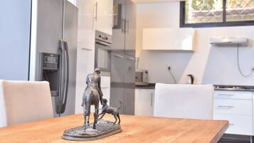 Een microgolfoven, een oven, een kookplaat