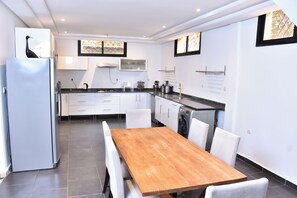 Micro-ondes, four, plaque de cuisson