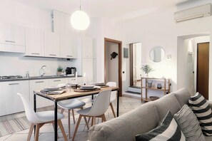 Appartement | Cuisine privée | Réfrigérateur grande capacité avec congélateur, four à micro-ondes