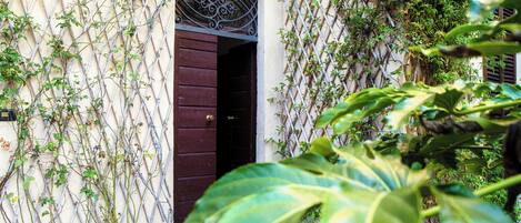 Apartment | 2 bedrooms, premium bedding, down comforters, iron/ironing board