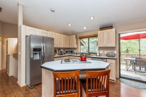 Frigorífico, microondas, horno y placa de cocina