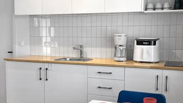 Frigorífico, horno, placa de cocina y cafetera o tetera