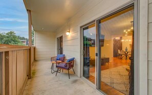 Terrace/patio - 3 Bedrooms, Spacious Central Condo w Pool (Houston)