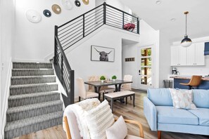 Een televisie en een open haard