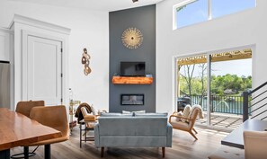 TV, fireplace - Lakeside, Water-view, 6.5 miles to Ark, 4BR for 14 (Williamstown)