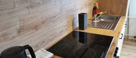 Mikrobølgeovn, ovn, kokeplater og oppvaskmaskin