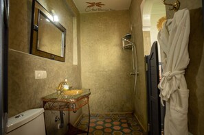 Deluxe Double Room | Bathroom | Shower, hair dryer, towels, soap - Riad Winarouze (Marrakech)