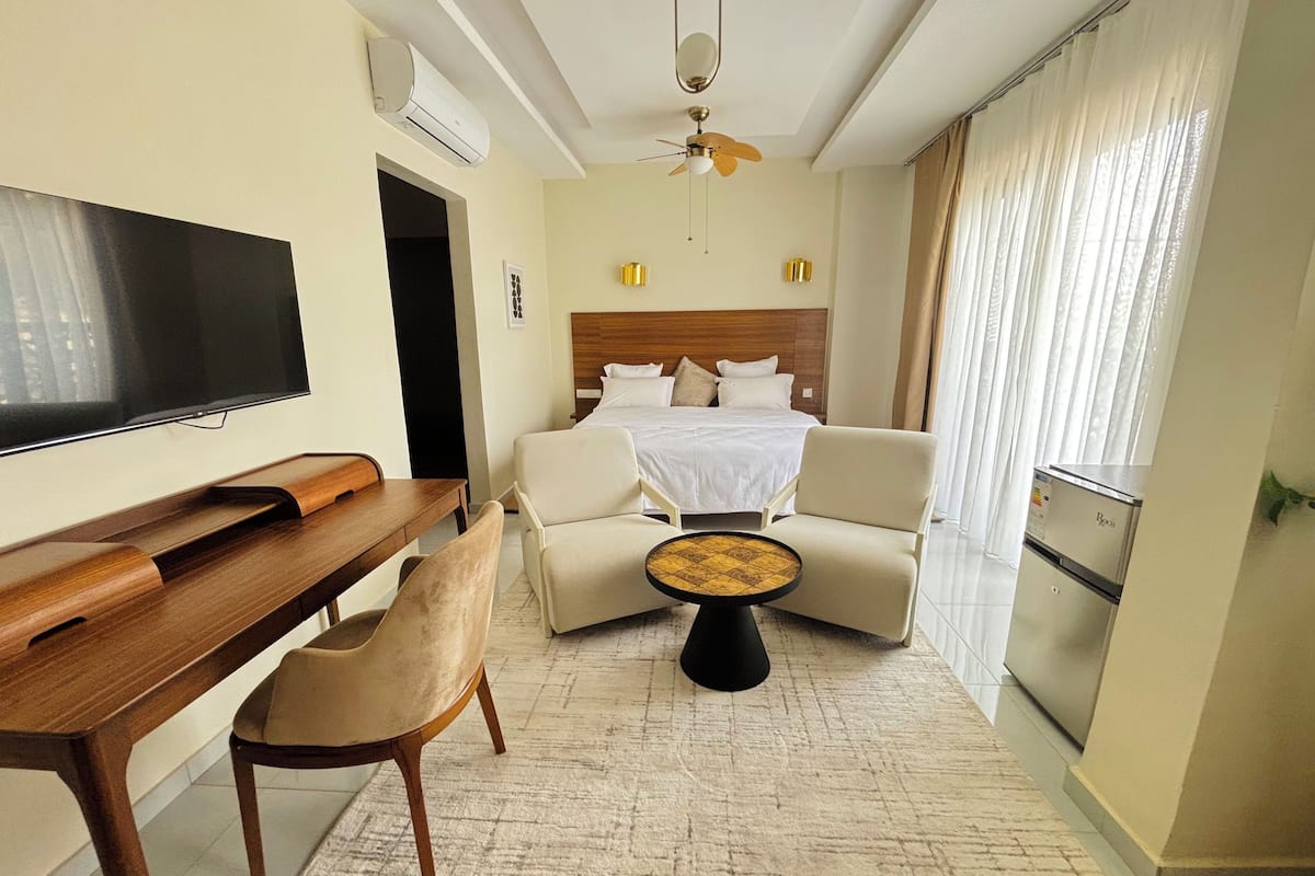 Deluxe kamer, uitzicht op stad | Een bureau, een laptopwerkplek, verduisterende gordijnen