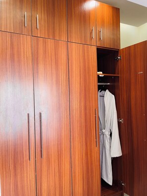 Deluxe Room, City View | Bathroom