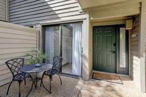 Outdoor dining - Sunset Rentals | Greens 157 (Hilton Head Island)