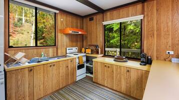 Frigorifero, microonde, piano cottura, lavastoviglie