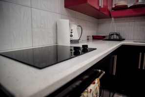 Geladeira, micro-ondas, cooktop, cafeteira/chaleira