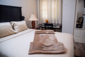 2 quartos, escrivaninha, ferros/tábuas de passar roupa