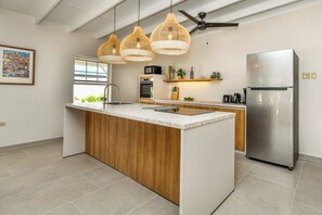 Fridge, microwave, oven, stovetop - Nos Casita - 5 min walk to the beach (Savaneta)