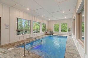 Innendørsbasseng og et oppvarmet basseng