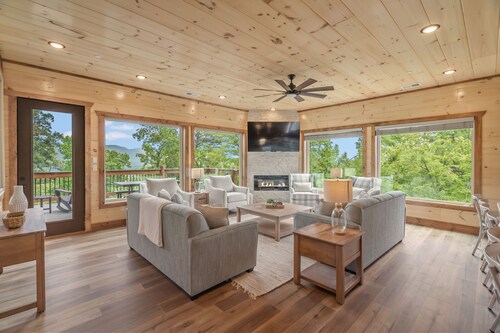 Ultimate Luxury Indoor Pool/Theater/Arcades//Dog Friendly-Sleeps 20/Pool Table