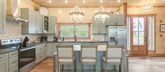 Luxury Indoor Pool/Theater/Game Room/Dog Friendly-Sleeps 20