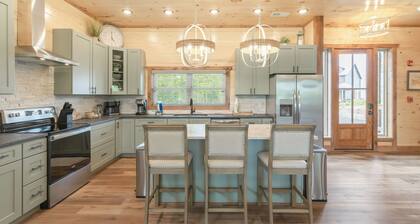 Luxury Indoor Pool/Theater/Game Room/Dog Friendly-Sleeps 20