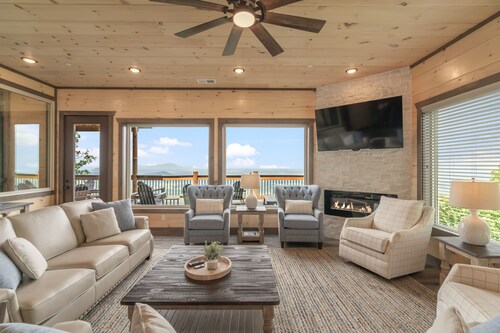 Elegant Indoor Pool/Theater/Game Room/Dog Friendly-Sleeps 20